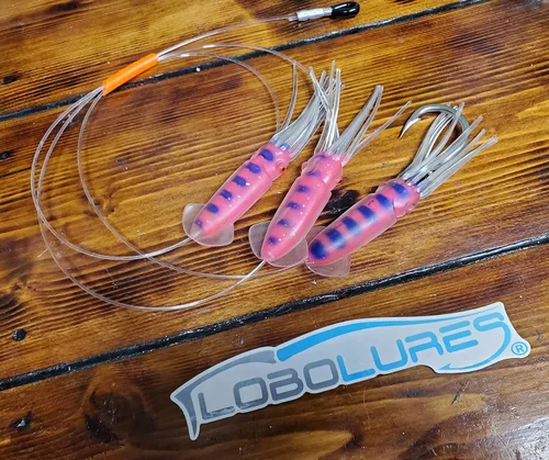 Vista 4 de Lobo Lures Cadena de calamar de cuerpo suave, color rosa y azul, caramelo de atún de 4.5 pulgadas, gran juego, pesca, margarita, señuelo de arrastre