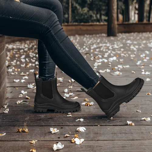 Vista 3 de DKSUKO Botas de lluvia cortas para mujer, botas de jardín impermeables de goma, botas elásticas sin cordones, botas Chelsea a la moda, zapatos