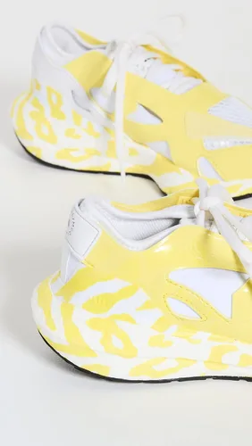 Vista 4 de adidas by Stella McCartney Women's Ultraboost 22 Graphic Sneaker