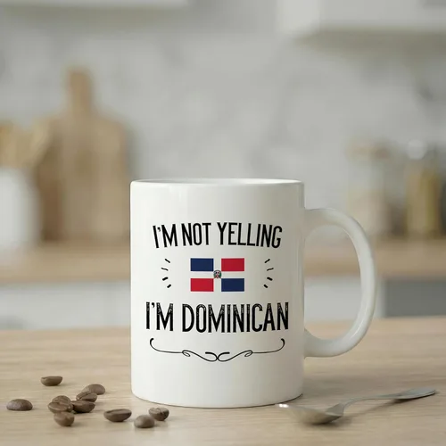 Vista 6 de Casitika Divertidos regalos de República Dominicana. Taza de café de cerámica de 11 onzas con texto en inglés "I'm Not Yelling I'm Dominican". Tazas