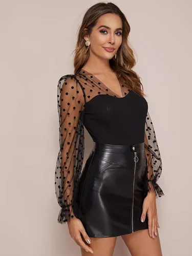 Vista 4 de Romwe Blusa elegante de malla para mujer, manga de obispo, cuello en V, ajustada, color liso