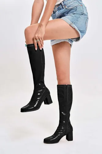 Vista 3 de Coutgo Botas altas Gogo para mujer, punta cuadrada, tacón grueso, charol y cremallera sobre la rodilla