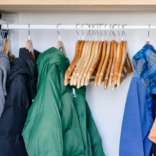 Vista 8 de AMKUFO Perchas de madera para trajes, paquete de 20 perchas de madera antideslizantes con muescas lisas de corte de finlandés, gancho giratorio
