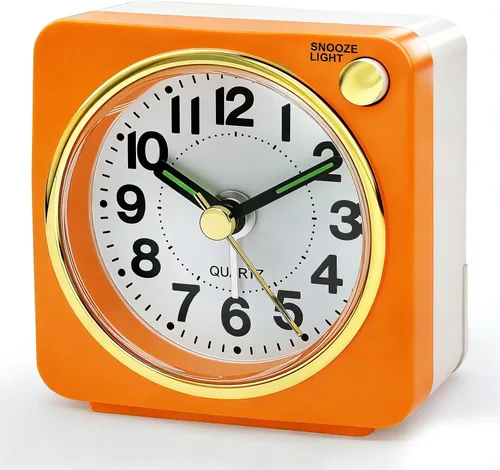 Vista 9 de Lamisola Mini reloj despertador de viaje, reloj despertador analógico de batería pequeña, relojes de mesita de noche para dormitorios, decoración