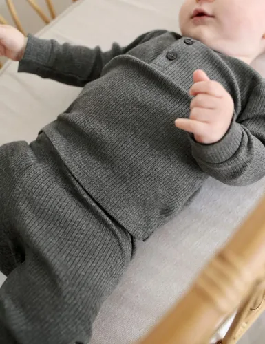 Vista 7 de Little Christian Conjunto de camiseta y pantalón de algodón orgánico para bebé