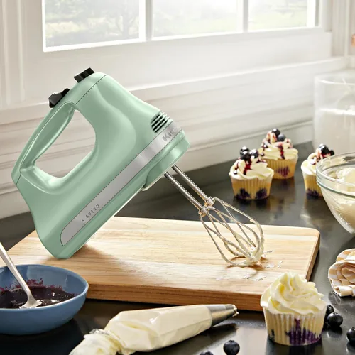 Vista 4 de KitchenAid Batidora de mano Ultra Power de 5 velocidades - KHM512, pistacho y batidora de mano con cable de velocidad variable KHBV53, pistacho