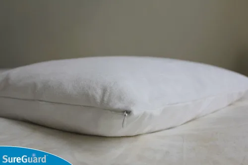 Vista 2 de SureGuard juego de 2 protectores de almohada, 100% impermeables, a prueba de insectos, hipoalergénicos, fundas premium de algodón rizado