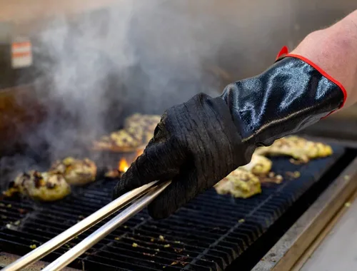 Vista 4 de G & F - Guantes de piel prémium para barbacoa, resistentes al calor y al fuego, palma de gamuza, resistentes a pinchazos y cortes, forro de algodón