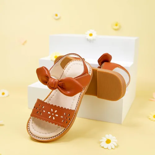 Vista 9 de GINFIVE Sandalias planas para niñas pequeñas, zapatos de vestir con punta Gf361-marrón