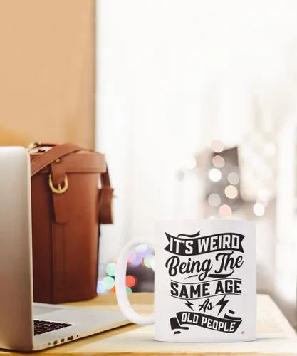 Vista 4 de ODDITEES Taza de café divertida con texto en inglés "It's Weird Being The Same Age As Old People", 11 onzas, color blanco