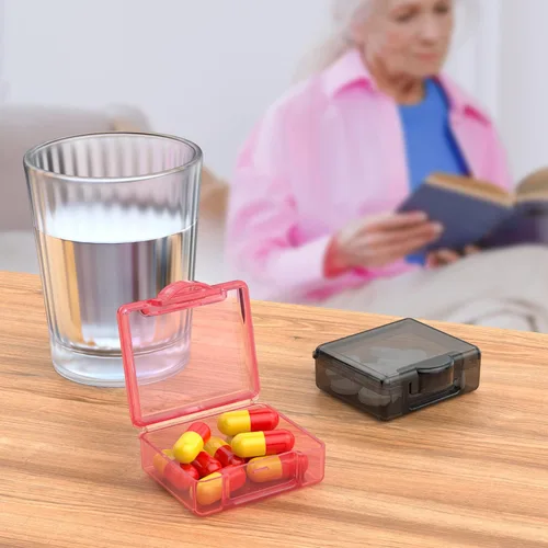 Vista 6 de Pastillero pequeño de 8 piezas, lindo organizador de píldoras de viaje, mini contenedores de almacenamiento de plástico transparente portátil