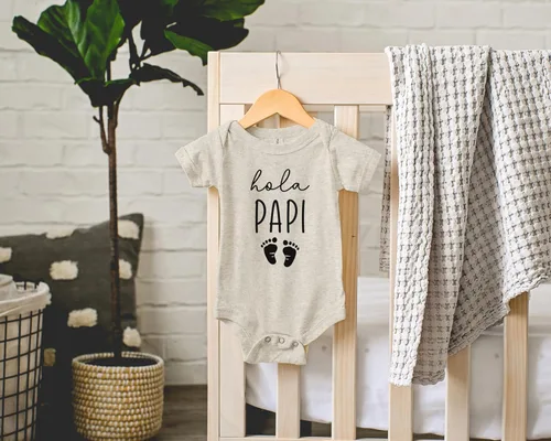 Vista 3 de Pineapple Pancake Kids Hola Papi - Body para bebé con anuncio de embarazo en español, sorpresa para nuevo papá