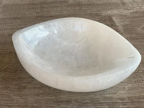 Vista 11 de GAF TREASURES Cuenco de selenita circular de 2.5 pulgadas, cristal de selenita tallado con piedras preciosas, cuenco de meditación, cuenco de reiki