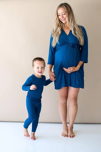 Vista 2 de Posh Peanut Bata de mamá para maternidad, parto de parto, ropa de descanso de lactancia suave, viscosa de bambú