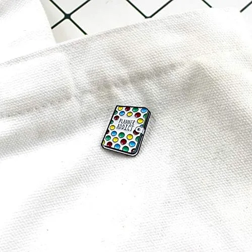 Vista 4 de Flairs New York - Broche de solapa esmaltado hecho a mano, Planificador adicto