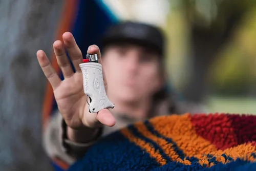 Vista 4 de Toker Poker Abrebotellas Carbón, Estuche para Encendedor Herramienta Múltiple para Acampar y Otros