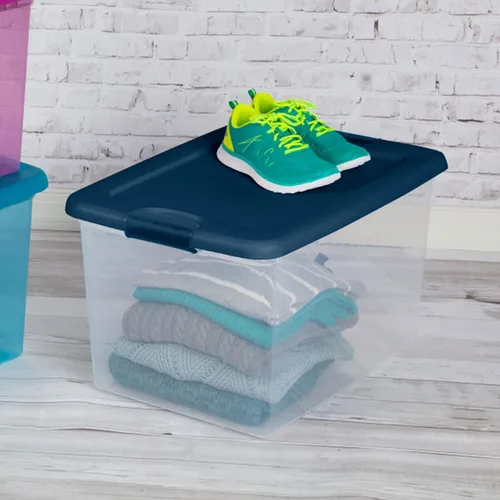 Vista 4 de Sterilite Programa de Color Paquete de 6, Contenedores de Almacenamiento Grandes de Plástico Transparente con Tapas, 64 Cuartos, Azul - Cajas