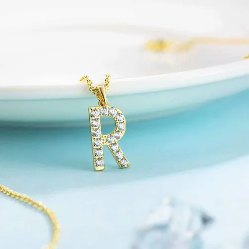 Vista 4 de Tarsus Collar con dije de inicial con zirconias cúbicas para mujeres y niñas.
