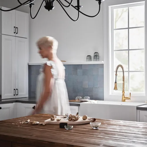 Vista 14 de Moen WeymouthBrushed Gold S73104BG - Grifo de cocina con resorte de preenjuague de un mango con refuerzo de potencia para una limpieza más rápida