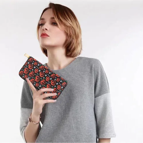 Vista 4 de Nabegum Billetera con estampado de vaca, regalos de vaca para mujer, monedero delgado para tarjetas de crédito, estampado de calabaza, Cartera larga