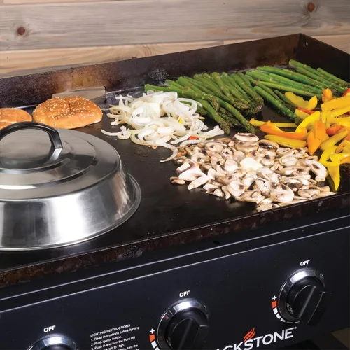 Vista 4 de Blackstone Signature Accessories Tapa redonda 12" para derretir queso y cocinar al vapor. Para usar en la parrilla en interiores o exteriores.