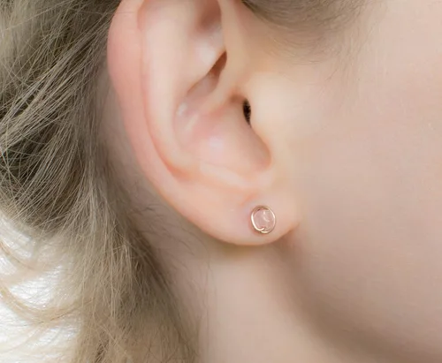 Vista 2 de Pequeños aretes de cuarzo rosa de 14 quilates rellenos de oro rosa círculo redondo hecho a mano
