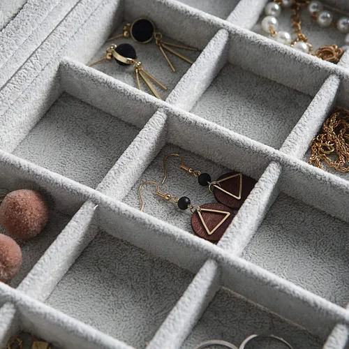 Vista 6 de Frebeauty Bandeja de joyería de terciopelo, organizador de joyas de 35 rejillas con tapa transparente, estuche organizador de aretes con cierre