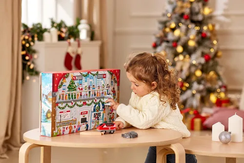 Vista 2 de Hape Juego de 24 piezas de calendario de Adviento de madera para Navidad, estación de tren con fondo decorado para niños, adolescentes y adultos
