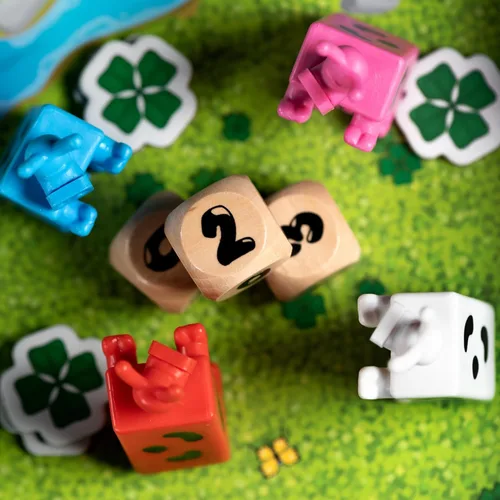 Vista 5 de A Fistful of Daisies - Juego de estrategia de duelo con temática de vaca, juego de rodar dados, divertido juego familiar para niños y adultos, a