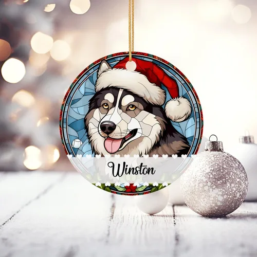 Vista 4 de Adorno de Navidad de Alaskan Malamute 2025, con nombre personalizado de Alaskan Malamute estilo vitral, regalo para hijo e hija, adorno