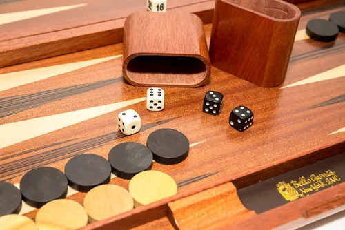 Vista 3 de Gramercy Park Deluxe - Juego de backgammon de madera de nogal de 19 3/4