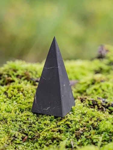 Vista 5 de Shungite Club Piedra de shungita alta pirámide sin pulir, cristal curativo, piedra preciosa para meditación, decoración de goloda pirámide