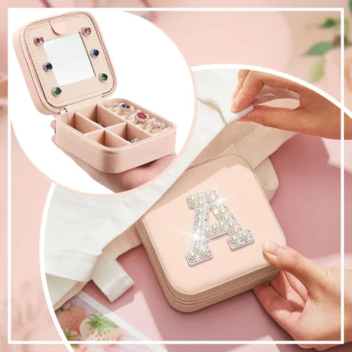 Vista 5 de Sweetude Joyero de viaje con inicial, mini organizador de joyas rosa con espejo, anillo de viaje, aretes, soporte de joyería para mujeres, niñas