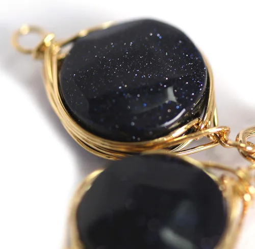 Vista 4 de Aretes colgantes de piedras preciosas naturales auténticas con envoltura de alambre chapado en oro amarillo de 14 quilates y gancho de plata de ley