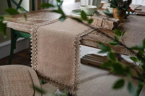 Vista 6 de Camino de mesa de yute natural rústico para mesa de comedor de granja con dobladillo de encaje para boda, fiesta, camino de mesa lavable, camino