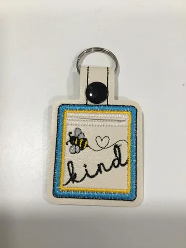Vista 4 de Llavero bordado de abeja para carrito de compras Aldi, base de vinilo blanco roto- Llavero Aldi - Bee Kind