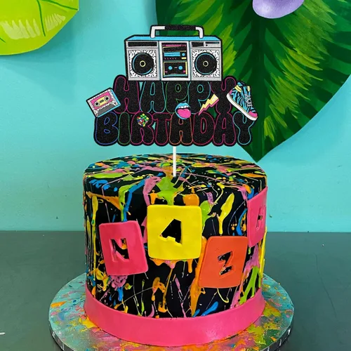 Vista 3 de Decoración retro para tartas de cumpleaños de los años 90, decoración de pastel de discoteca hip hop con cinta de casete Boombox y tenis