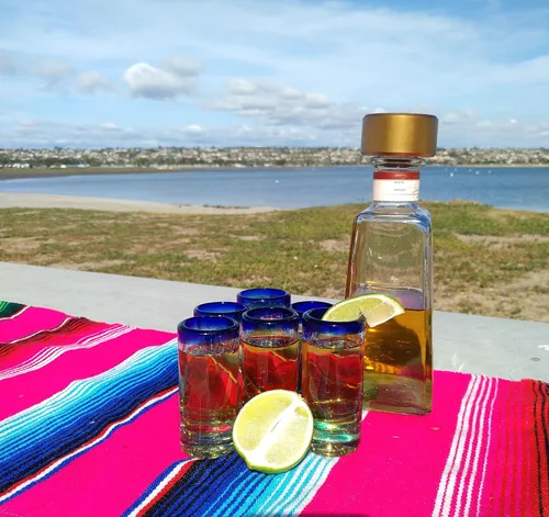 Vista 6 de Vasos de chupito de tequila mexicano soplados a mano, juego de 6 vasos de chupito de tequila con borde azul cobalto (2 onzas cada uno)