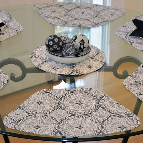 Vista 2 de Grey Medallion - Manteles individuales en forma de cuña de tela para exteriores, juego de cuatro Plus con cargador central redondo