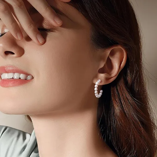 Vista 2 de Gacimy Aretes de aro de perlas para mujer con poste de plata de ley 925