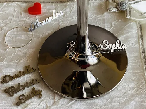 Vista 7 de Dijes personalizados para copas de vino, nombres cortados con láser, tarjetas de lugar de acero inoxidable, etiquetas de regalo de metal