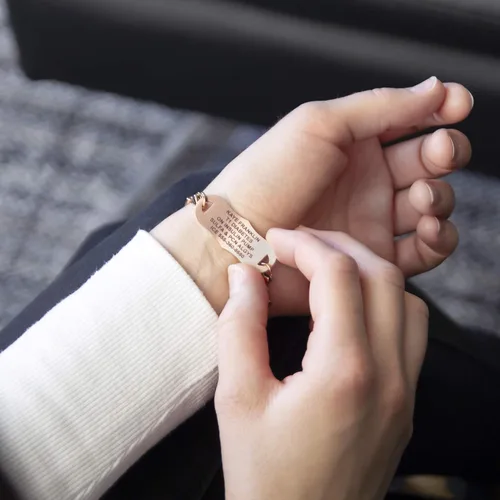 Vista 4 de Lauren's Hope - Pulsera de identificación médica con grabado personalizado en tono oro rosa para mujer, grabado gratuito, diabetes, warfarina