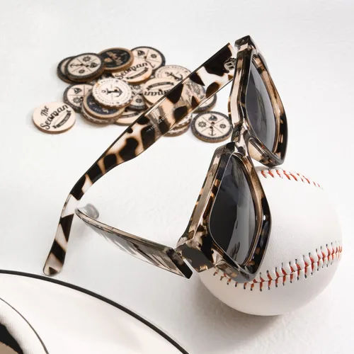 Vista 4 de VISOONE Moda 100% UV400 Protección Rectángulo TR90 Y2K Gafas de sol Accesorios para Mujeres Hombres RIVER, Zebra TortoiseGris