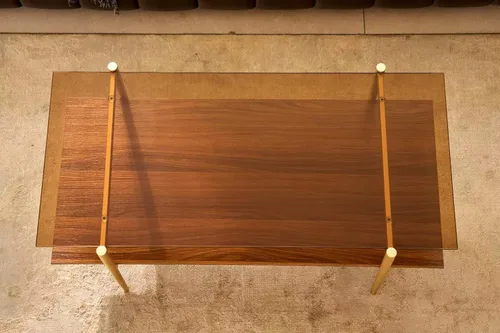 Vista 6 de Shrine - Mesa de café rectangular, diseño moderno de mediados de siglo, estructura de 2 niveles, parte superior de vidrio ámbar y estante de MDF