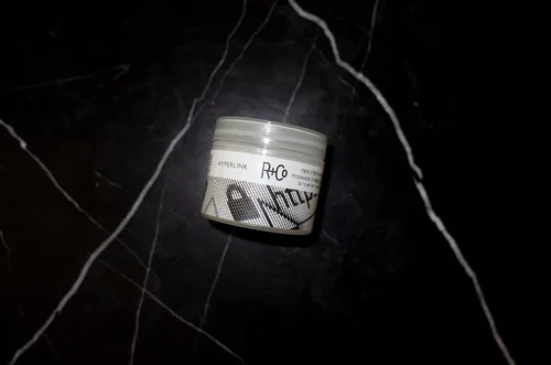 Vista 3 de R+Co HYPERLINK Fiber Stretch Pomade – Hair Styling Pomade for Hold & Flexibility, Adds Texture & Definition, All Hair Types