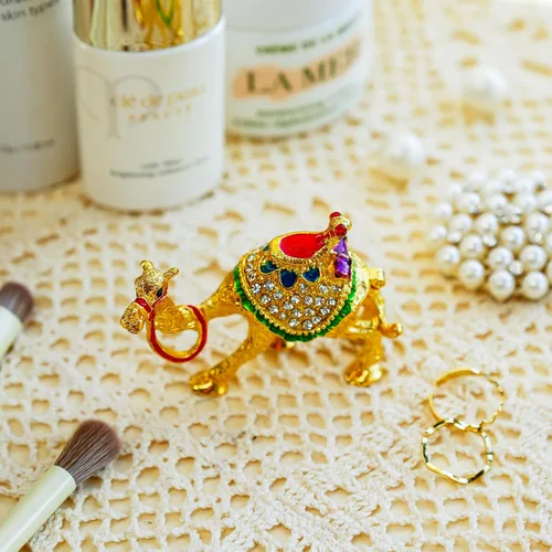 Vista 4 de YU FENG Adorno decorativo de figuras de camello de cristal dorado de 2.4 pulgadas, estatuas de camello esmaltadas doradas, caja de joyería