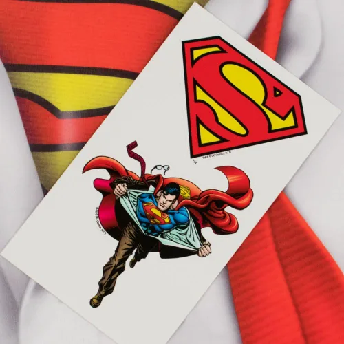 Vista 6 de Popfunk Camiseta clásica de disfraz de superhéroe para adultos, I'm Superman, Batman con calcomanías