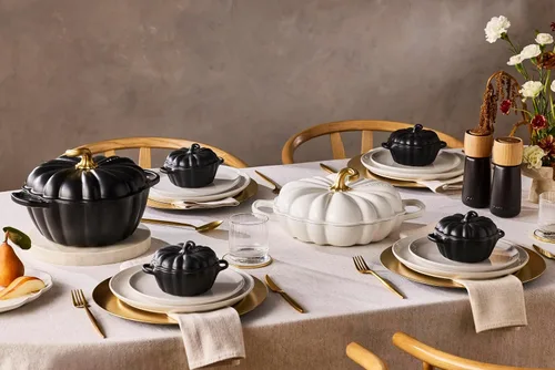 Vista 6 de Le Creuset Cocotte de calabaza de hierro fundido esmaltado, 4 cuartos de galón., regaliz
