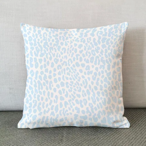 Vista 2 de Funda de almohada con estampado de leopardo azul claro, funda de almohada asiática con estampado de guepardo, 28 x 28 pulgadas, color azul claro