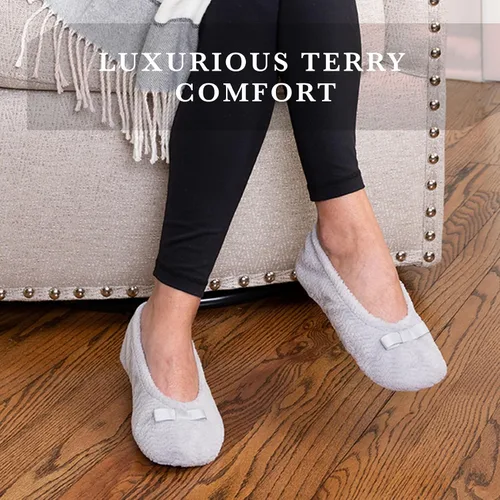 Vista 4 de Isotoner - Pantuflas de microfibra con patrón de chevrón para mujer con suela de ante y absorción de humedad para mayor comodidad